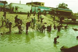 Mali. rio Niger lavando motos