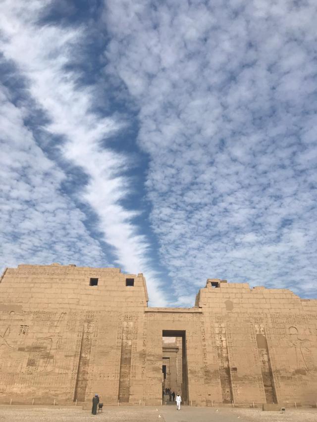 egipto, efecto nubes en el ramesseum