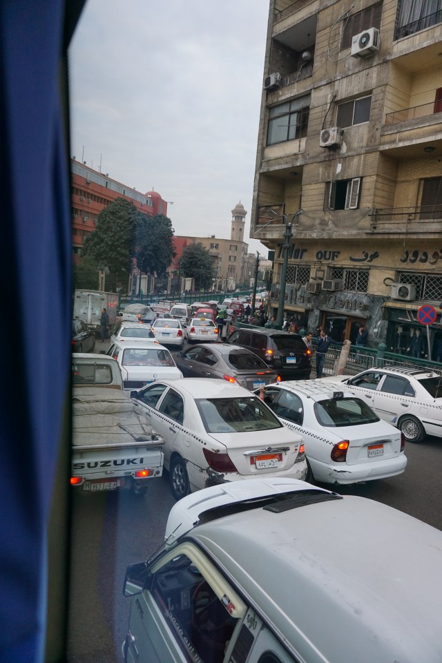 egipto. tráfico en el cairo